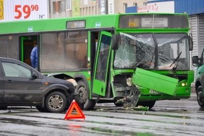 Cómo reclamar daños por accidentes en transporte público