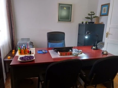 Abogado JOSE LUIS LEON NAVARRO en estudio jurídico.