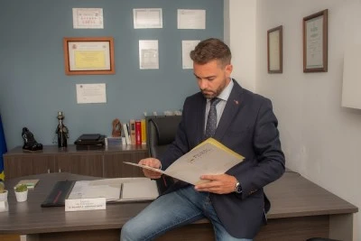 Experto Extranjería - Ricardo Cárdenas Abogados